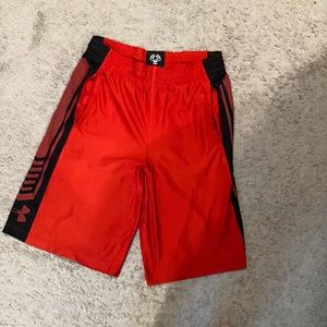 Men’s small red underarmor shirt